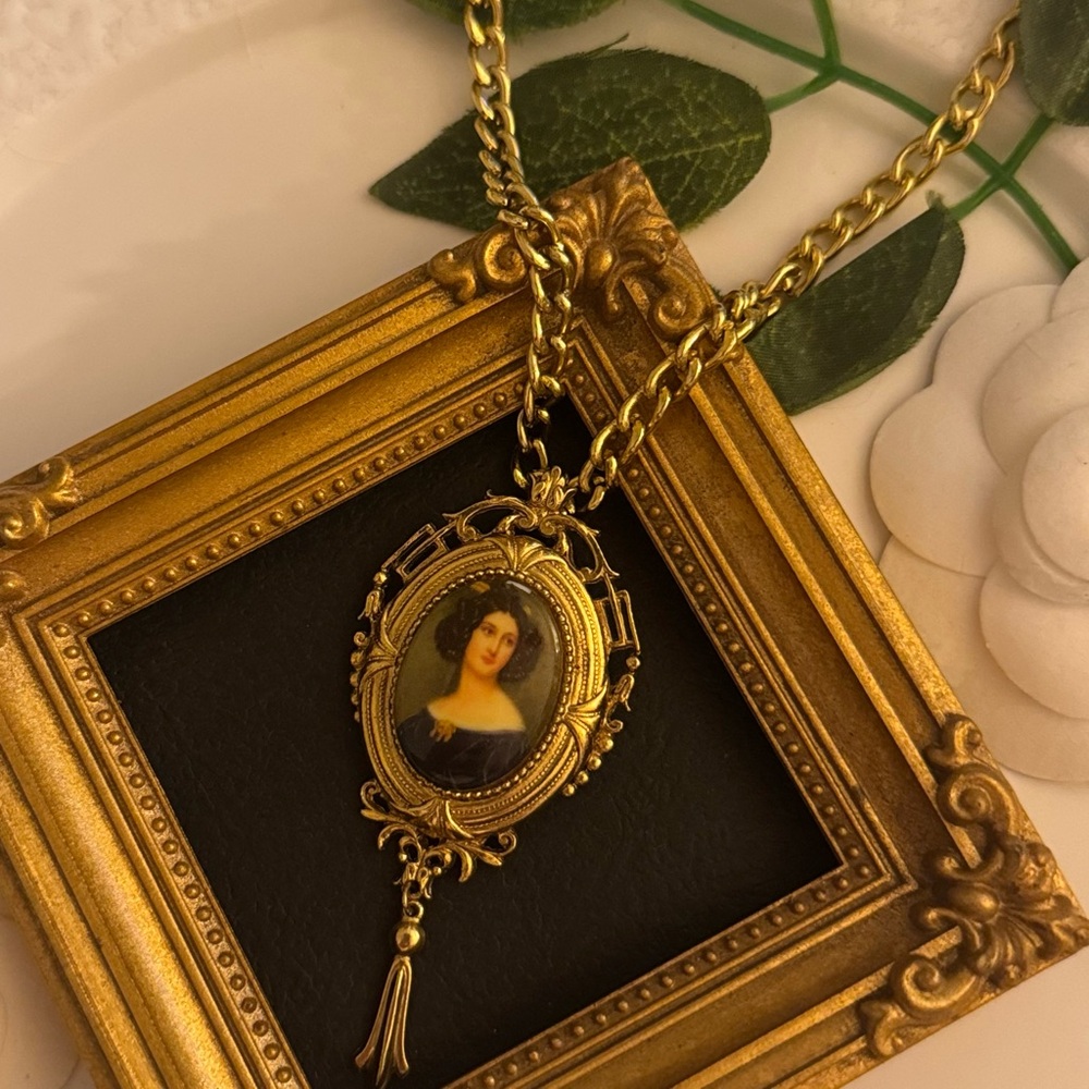 Vintage ART Cameo Pendant/Brooch Necklace - Picture 4 of 15